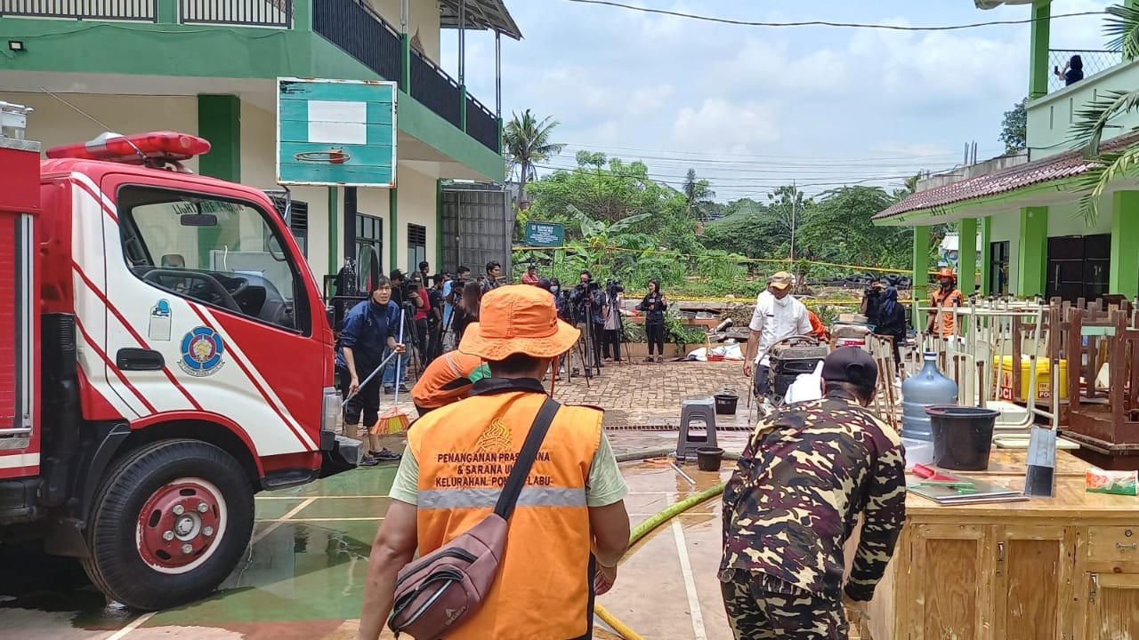 Banser DKI Jakarta Bersihkan Gedung MTsN 19 Jakarta Pasca Banjir