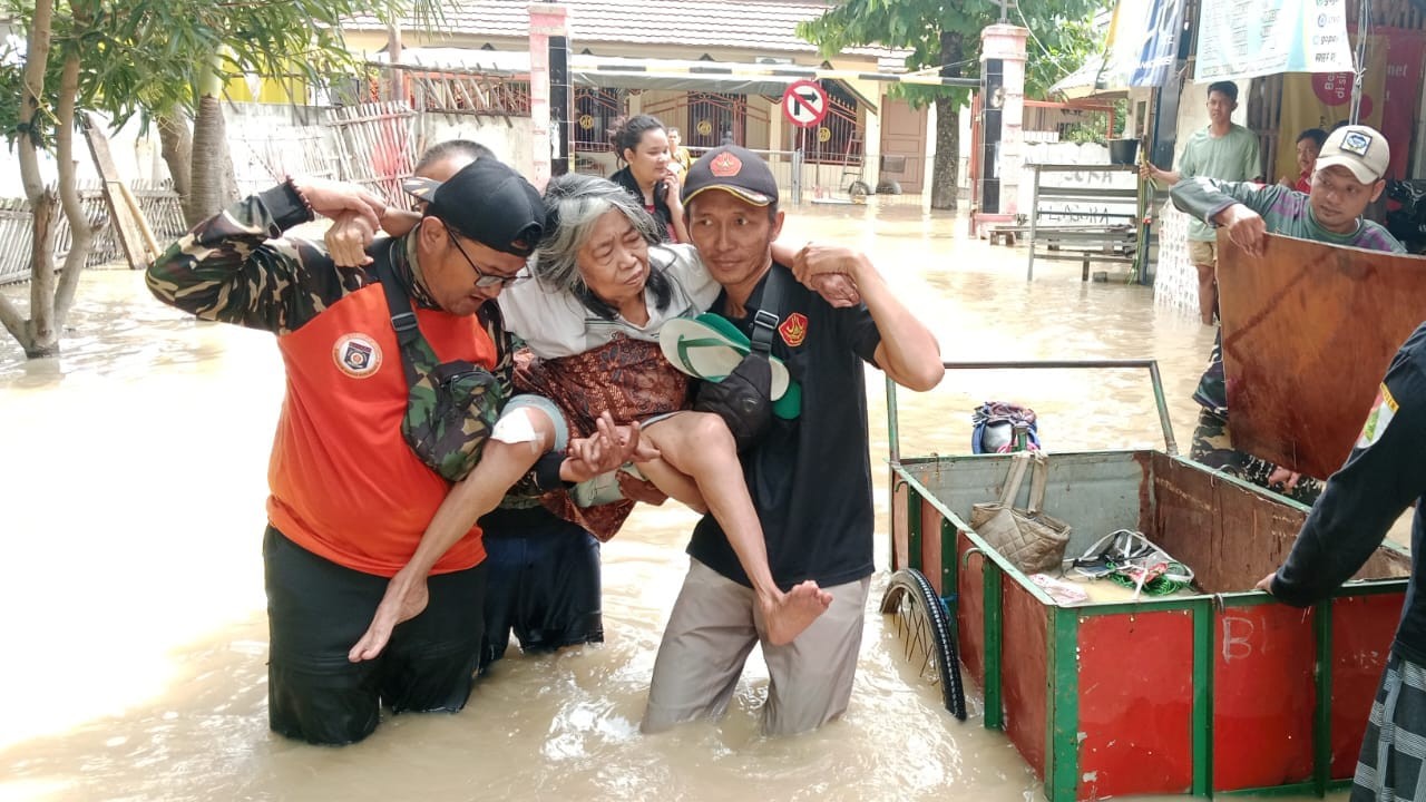 Banjir Parah Landa Kota Bekasi, Ansor-Banser Terjun Bantu Warga