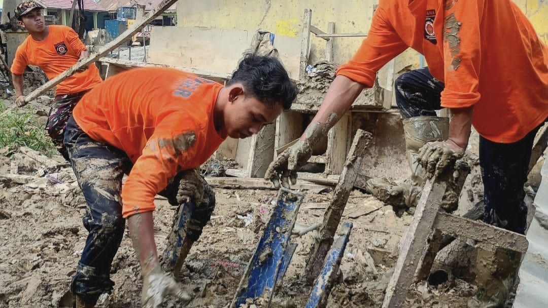 Banser Bahu-Membahu Bersihkan Sekolah di Aceh Tamiang Pascabencana