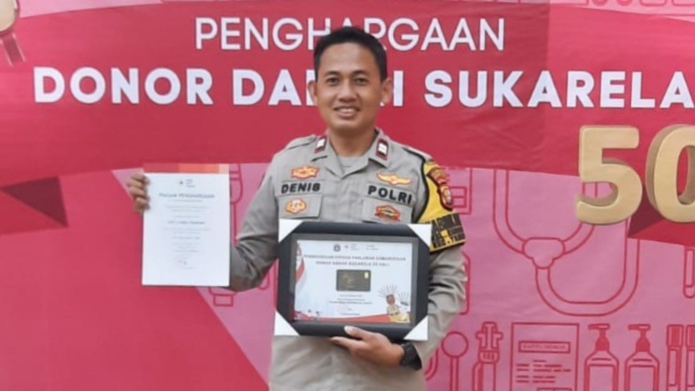 Aiptu Deny Sukmo Prabowo Menerima Penghargaan Donor Darah Sukarela 50 Kali