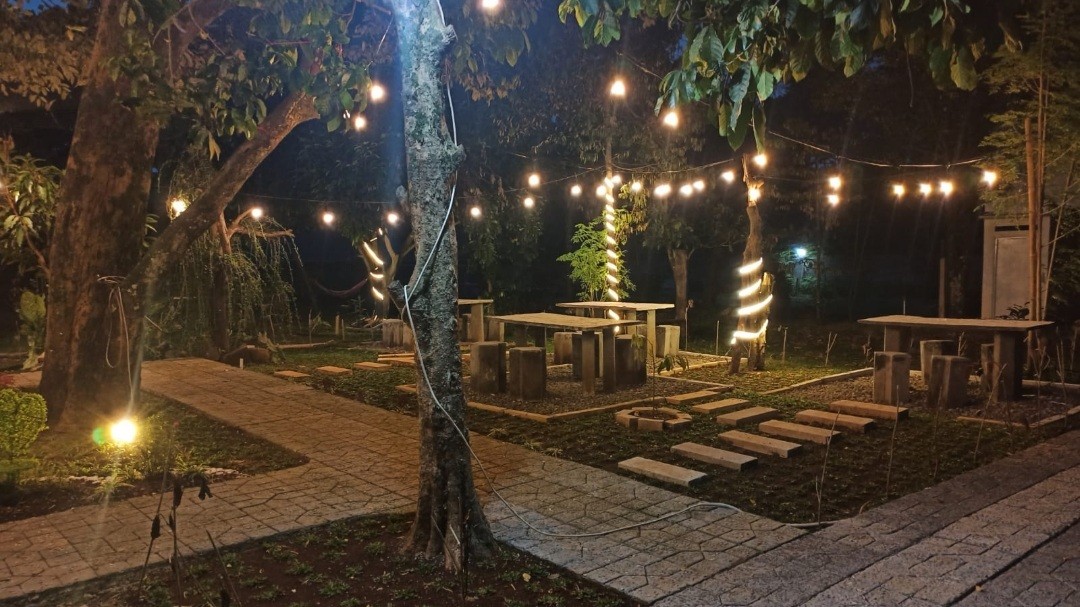 Titik Tanya Cafe Nuansa Indoor dan Outdoor Yang Menyatu Dengan Alam Di Bogor