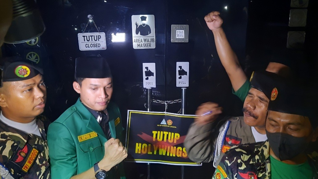 GP Ansor DKI Jakarta Geruduk Dan Segel 3 Outlet Holywings Buntut Promo Miras Nama Muhammad Dan Maria